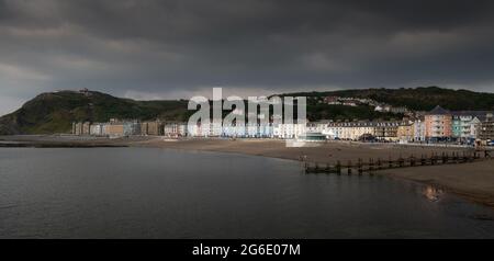 Editorial Aberystwyth; Royaume-Uni - 27 juin 2021 : une rangée de maisons d'hôtes victoriennes colorées sur North Beach, dans la ville universitaire d'Aberystwyth, au pays de Galles, au Royaume-Uni Banque D'Images