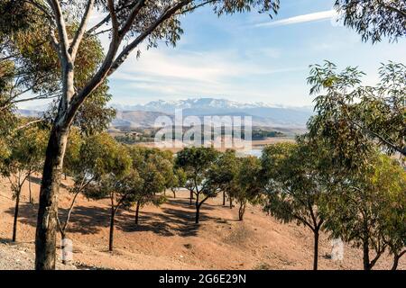 Beau lac Takerkoust et montagnes de l'Atlas au sud de Marrakech, Maroc Banque D'Images