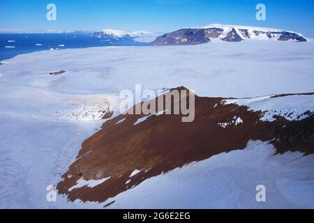 Vue aérienne sur Brown Bluff dans le détroit de l'Antarctique, mer de Weddell, Antarctique Banque D'Images