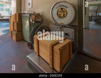 Balances pour l'expédition de caisses dans l'usine de vannes, Musée industriel, Lauf an der Pegnitz, moyenne-Franconie, Bavière, Allemagne Banque D'Images