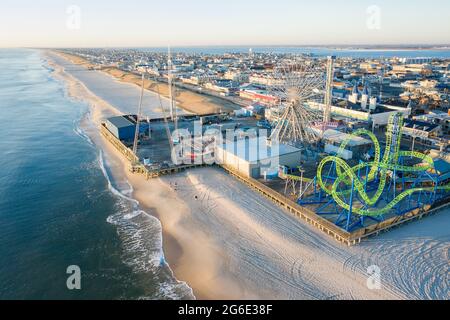 Vue aérienne du littoral du New Jersey avec manèges d'amusement le long de la promenade et du sable. Banque D'Images