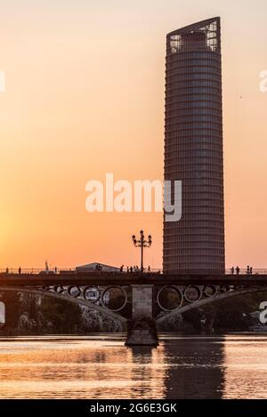 Rio Guadalquivir avec le pont Puente de Triana et le gratte-ciel Torre Sevilla, coucher de soleil, Séville, Andalousie, Espagne Banque D'Images