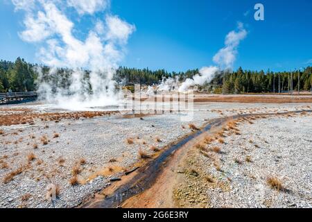 Dépôts minéraux rouges à une source thermale, sources chaudes à vapeur, bassin de Noris Geyser, parc national de Yellowstone, Wyoming, ÉTATS-UNIS Banque D'Images