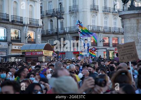 Madrid, Espagne. 05e juillet 2021. Des milliers de personnes protestent contre le meurtre homophobe de Samuel, à la Puerta del sol à Madrid. (Photo de Fer Capdepon Arroyo/Pacific Press) Credit: Pacific Press Media production Corp./Alamy Live News Banque D'Images