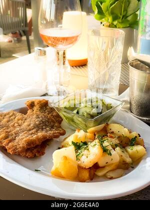 Escalope de veau viennoise originale avec pommes de terre frites et salade de concombres, Port Andratx, Majorque, Espagne Banque D'Images