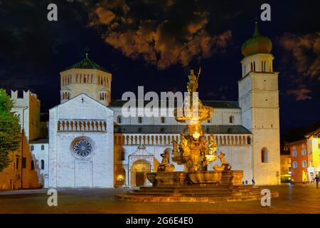 Place de la Cathédrale avec la Cathédrale et la Fontaine de Neptune dans la soirée, Trento, Trentin-Haut-Adige, Italie Banque D'Images