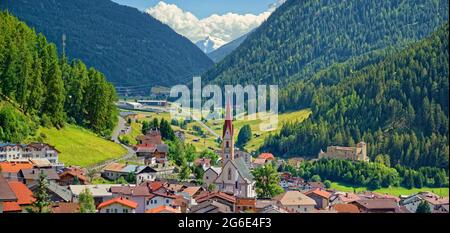 Village de montagne Nauders avec chaîne de montagnes Ortler, Nauders, Tyrol, Autriche Banque D'Images