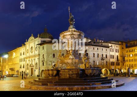 Place de la cathédrale avec fontaine Neptune dans la soirée, Trento, Trentin-Haut-Adige, Italie Banque D'Images