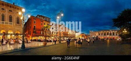 Piazza Bra avec les amphithéâtres romains Arena di Verona dans la soirée, Piazza Bra, Vérone, Vénétie, Italie Banque D'Images