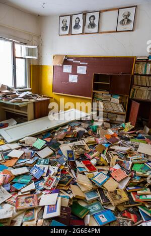 Ancienne école abandonnée le long de la route des os, République de Sakha, Yakutia, Russie Banque D'Images