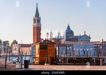 Service de télécabine, derrière l'île Isola di San Giorgio Maggiore avec église San Giorgio Maggiore, Venise, Vénétie, Italie Banque D'Images