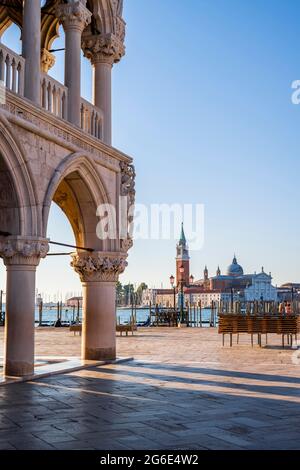 Palais de Doge et Isola di San Giorgio Maggiore avec église de San Giorgio Maggiore, Venise, Vénétie, Italie Banque D'Images