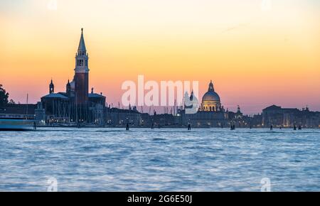 Ambiance nocturne au lagon de Venise, île Isola di San Giorgio Maggiore avec église San Giorgio Maggiore, basilique Santa Maria della Salute Banque D'Images