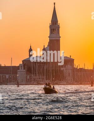 Ambiance nocturne, île Isola di San Giorgio Maggiore avec église San Giorgio Maggiore, Venise, Vénétie, Italie Banque D'Images