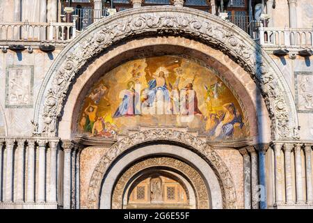 Entrée à la basilique Saint-Marc, à la basilique Saint-Marc, à la cathédrale avec voûte intérieure dorée, à la place Saint-Marc, à Venise, en Vénétie, en Italie Banque D'Images