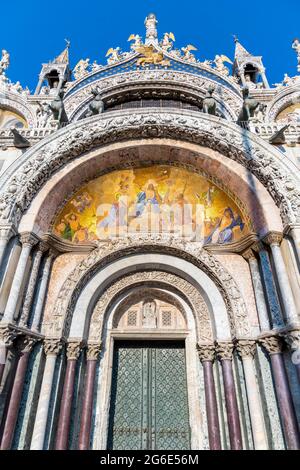 Entrée à la basilique Saint-Marc, à la basilique Saint-Marc, à la cathédrale avec voûte intérieure dorée, à la place Saint-Marc, à Venise, en Vénétie, en Italie Banque D'Images