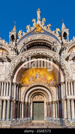 Entrée à la basilique Saint-Marc, à la basilique Saint-Marc, à la cathédrale avec voûte intérieure dorée, à la place Saint-Marc, à Venise, en Vénétie, en Italie Banque D'Images