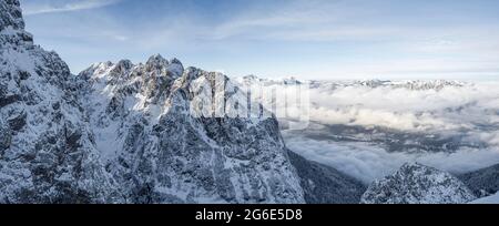 Grosser Waxenstein, montagnes de Wetterstein avec neige en hiver, Garmisch-Partenkirchen, Bavière, Allemagne Banque D'Images