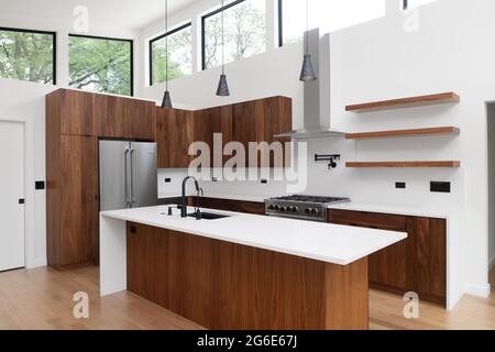 Nouvelle construction suburbaine conçue dans un style de renaissance du milieu du siècle Banque D'Images