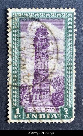 Timbre-poste annulé imprimé par l'Inde, qui montre la Tour de la victoire, Chittorgarh, vers 1975. Banque D'Images