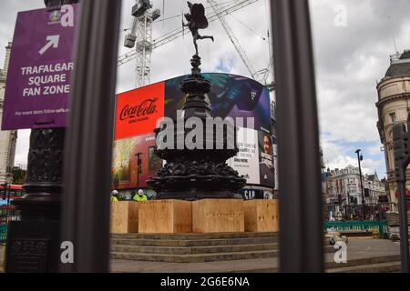 Londres, Royaume-Uni. 05e juillet 2021. Les travailleurs ont vu monter à bord de la fontaine du Mémorial de Shaftesbury, également connue sous le nom d'Eros, à Piccadilly Circus, avant les demi-finales et finales de l'Euro 2020. Le monument de Londres a été embarqué avant les matchs de football restants pour protéger le monument et empêcher les fans de l'escalader. De grandes foules se sont rassemblées sur et autour du monument après les victoires récentes de l'Angleterre dans le championnat de football. Crédit : SOPA Images Limited/Alamy Live News Banque D'Images