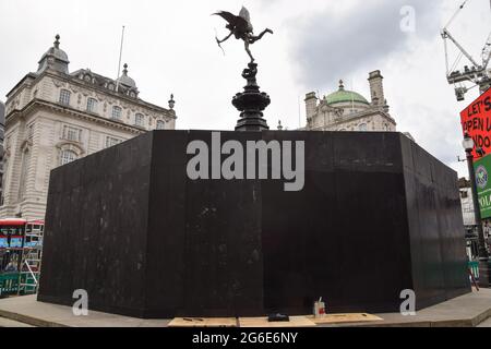 Londres, Royaume-Uni. 05e juillet 2021. Une fontaine du Mémorial de Shaftesbury, également connue sous le nom d'Eros, vue à Piccadilly Circus avant les demi-finales et finales de l'Euro 2020. Le monument de Londres a été embarqué devant les matchs de football restants pour protéger le monument et empêcher les fans de l'escalader, car de grandes foules se sont rassemblées sur et autour du monument après les récentes victoires de l'Angleterre dans le championnat de football. Crédit : SOPA Images Limited/Alamy Live News Banque D'Images