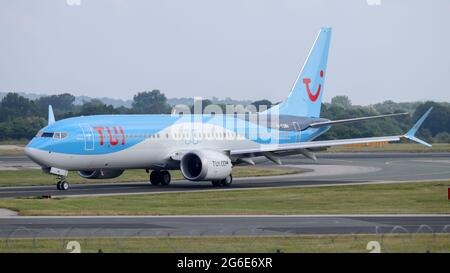 TUI Boeing 737 MAX 8 G-TUMH en train de rouler vers Gate à l'aéroport de Manchester depuis Tenerife le 2 juillet 2021. Banque D'Images