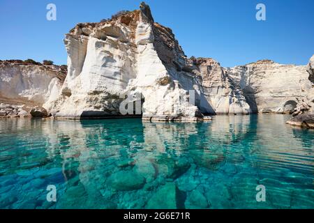 Eaux turquoise cristallines et formations rocheuses puissantes, Kleftiko, Milos, Cyclades, Grèce Banque D'Images