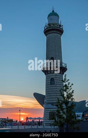 Coucher de soleil, vieux phare, Warnemuende, Rostock, Mecklenburg-Ouest Pomerania, Allemagne Banque D'Images