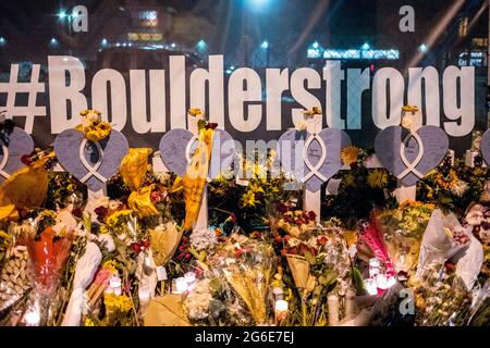 Boulder, Colorado, États-Unis. 22 mars 2021. Memorial fait sur la clôture entourant les King Soopers où une fusillade de masse a pris la vie de dix personnes à Boulder, Colorado. Crédit : Carl Payne/ZUMA Wire/ZUMAPRESS.com/Alamy Live News Banque D'Images
