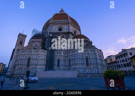 Cathédrale, Dôme de Florence. Duomo Santa Maria del Fiore et le dôme de Brunelleschi, Toscane, Itay. Heure bleue le matin, pas de personnes Banque D'Images