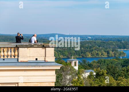 Plate-forme d'observation dans le Belvédère sur le Pfingstberg, à l'arrière-plan de Berlin, site classé au patrimoine mondial de l'UNESCO, Potsdam, Brandebourg, Allemagne Banque D'Images