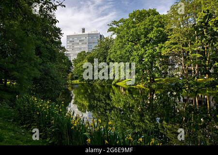 Bâtiment de haute élévation et Bremer Wallanlagen, le premier parc public en Allemagne, Brême, Allemagne Banque D'Images