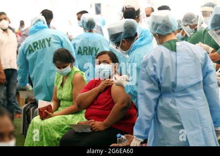 Colombo, Sri Lanka. 5 juillet 2021. Le 5 juillet 2021, une femme reçoit le vaccin COVID-19 dans un centre communautaire de vaccination COVID-19 à Colombo, au Sri Lanka. Le Sri Lanka a lancé lundi de nouveaux centres de vaccination communautaires « sans rendez-vous » COVID-19 dans tout le pays, après l'arrivée d'un autre lot de vaccins Sinopharm en provenance de Chine. Crédit: Ajith Perera/Xinhua/Alamy Live News Banque D'Images