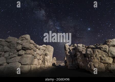 Nuit étoilée à Gates à Hattusa, capitale de la civilisation hittite - Corum, Turquie Banque D'Images