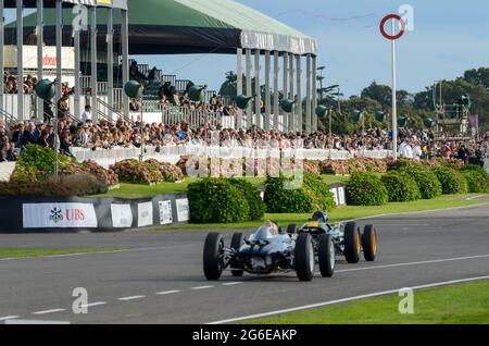 Grand Prix classique, voitures de course de F1 vintage en compétition dans le Trophée Glover à l'événement historique de Goodwood Revival, Royaume-Uni. Spectateurs dans la tribune Banque D'Images