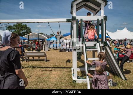 Les enfants Amish à la vente de calèche d'été. Banque D'Images