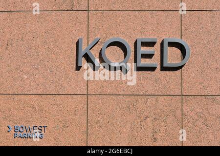 Les lettres de la station de radio et de télévision sur un mur à l'entrée du bâtiment KQED au 50 West San Fernando Street, dans le centre-ville de San Jose, Californie. Banque D'Images