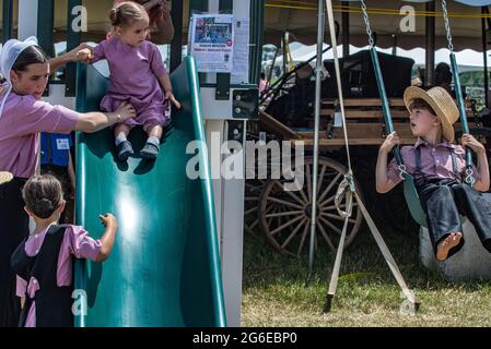 Les enfants Amish à la vente de calèche d'été. Banque D'Images