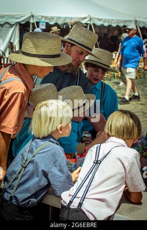 Les enfants Amish à la vente de calèche d'été. Banque D'Images