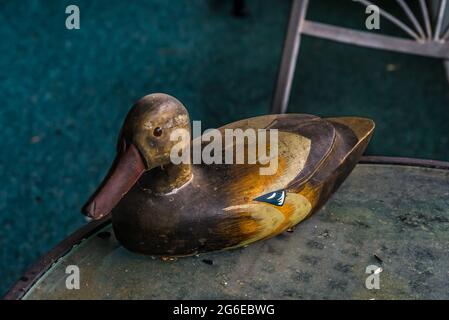 Canard en bois de leurre sculpté à la main. Banque D'Images