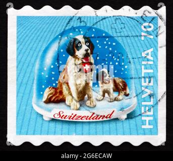 SUISSE - VERS 2000 : un timbre imprimé en Suisse montre Saint Bernard Dog, souvenir dans Snow Dome, vers 2000 Banque D'Images