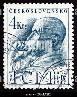 TCHÉCOSLOVAQUIE - VERS 1947 : un timbre imprimé en Tchécoslovaquie montre Tomas Garrigue Masaryk, homme politique, sociologue et philosophe, premier Pissid Banque D'Images