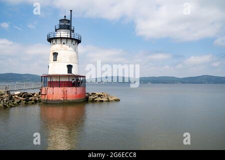 Sleepy Hollow, NY - Etats-Unis - 5 juillet 2021 : une vue horizontale de la pittoresque lumière de Tarrytown, un phare à bougie sur le côté est de la rivière Hudson i Banque D'Images