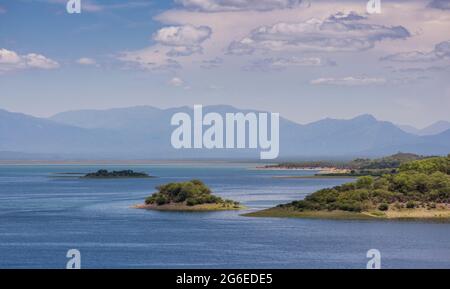 Petites îles avec un fond de montagne, réservoir d'eau d'un barrage appelé Cabra Corral, Salta, Argentine. Banque D'Images