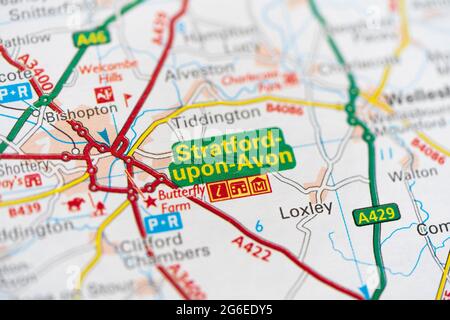 Macro gros plan d'une page sur une carte routière imprimée atlas montrant la ville de Stratford-upon-Avon dans le comté de Warwickshire, en Angleterre Banque D'Images