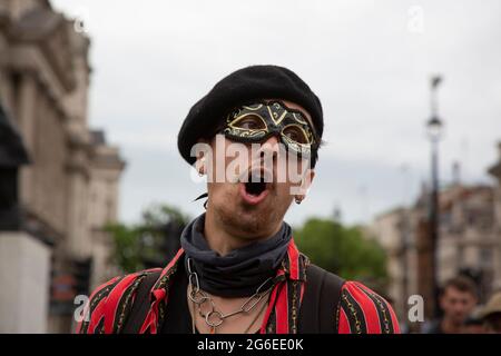 Un manifestant portant un masque et un béret lors de la manifestation "Kill the Bill" dans le centre de Londres, 5.7.2021 Banque D'Images