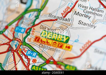 Macro gros plan d'une page sur une carte routière imprimée atlas montrant la ville de Derby en Angleterre Banque D'Images