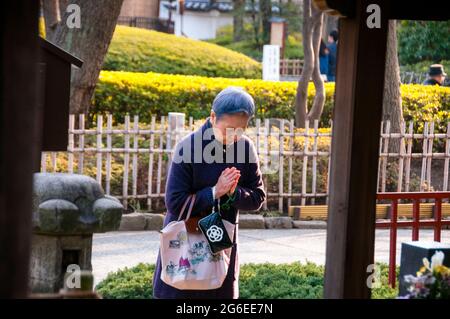 Sanctuaires au Sensō-ji à Asakusa, une région connue pour ses festivals, ses temples et sa culture traditionnelle japonaise, Tokyo, Japon. Banque D'Images