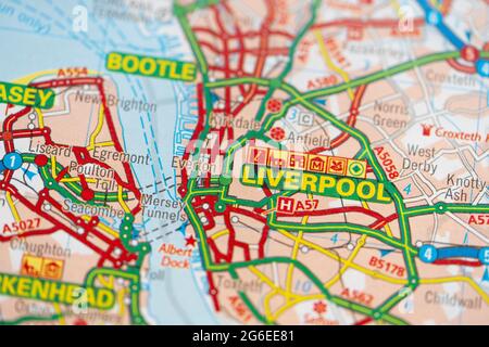 Macro gros plan d'une page sur une carte routière imprimée atlas montrant la ville de Liverpool, en Angleterre Banque D'Images